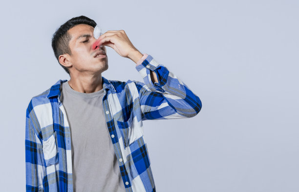 孤立背景鼻炎患者，感冒红鼻患者，鼻窦炎患者概念，鼻塞患者概念图片下载