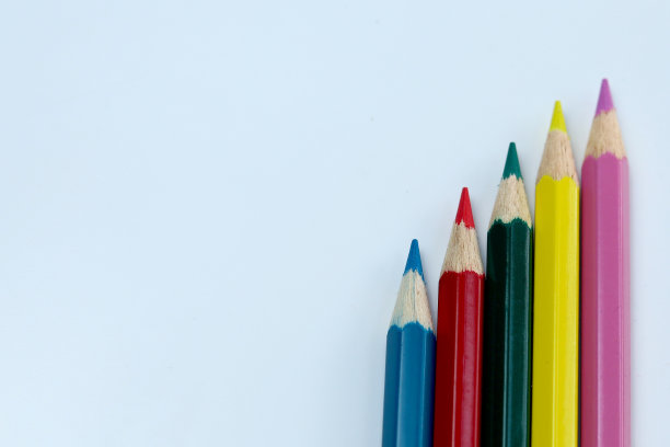许多不同颜色的铅笔在白色的背景上。一套彩色铅笔图片下载