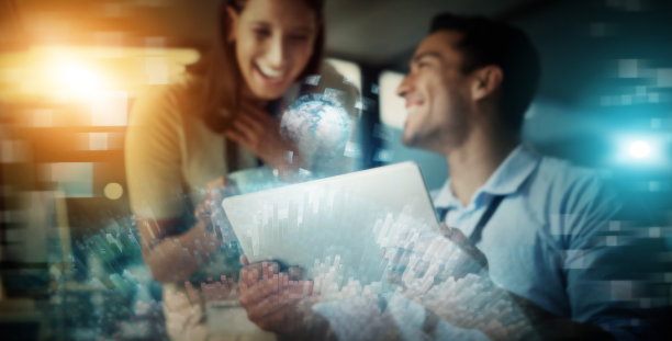 创意商务人士，平板电脑和数字营销为全球或未来的网络和协作在夜间双重曝光。开发大数据或3D覆盖的创业策略团队图片下载