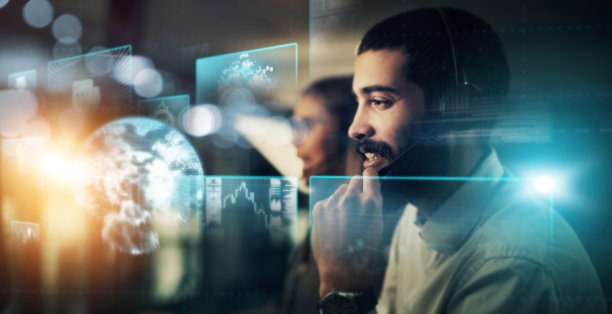 覆盖，未来和人在呼叫中心，全息图和谈话电话营销，沟通和连接。未来，男性顾问和员工与全息，焦点和全球网络图片下载