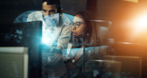 创意商务人士，数码转换和全息图与镜头光晕未来网络在夜间双重曝光。在线创业公司的电话营销或大数据创新顾问图片下载