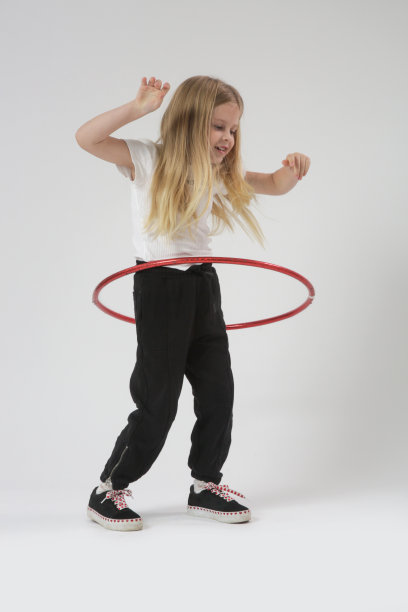 工作室的肖像美丽开朗的小女孩玩红色呼啦圈图片下载