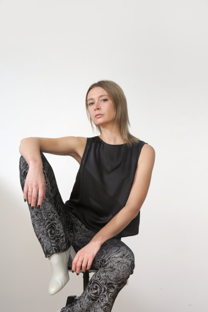 一组年轻女模特穿着优雅的黑色上衣和黑白喇叭裤的工作室照片图片下载