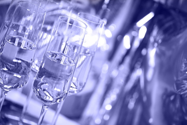 近距离的香槟紫色气球闪闪发光的玻璃杯图片下载