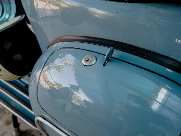 旧摩托车后备箱锁孔图片下载