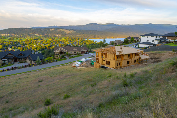 位于华盛顿州斯波坎郊区的自由湖，一座未完工的大型新建筑正在一个独特的豪华社区的山坡上建造，远处可以看到自由湖。图片下载