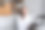 开朗的黑发美国女学生坐在家里舒适的沙发上开心地看着相机，手里拿着打开的书。办公室里穿白衬衫的白人女商人。图片下载