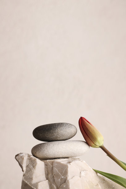 品牌和产品展示的最低背景。天然石材产品展示在灰色背景。副本的空间。广告与销售理念图片下载