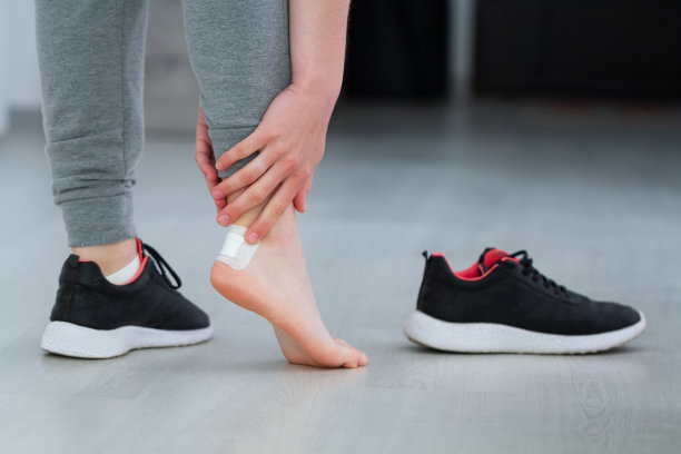 在穿新鞋时使用白色的医用胶布。护理足部皮肤，预防老茧和鸡眼图片下载