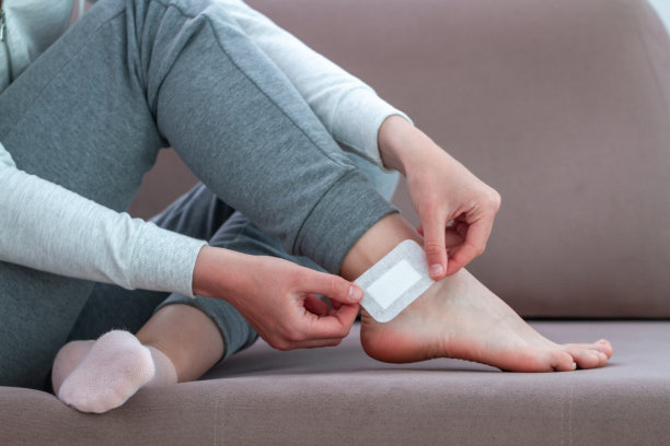 在家使用杀菌医用胶膏药。脚部皮肤护理及预防鸡眼及老茧。急救带图片下载
