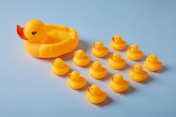 蓝色背景上的玩具鸭子图片下载