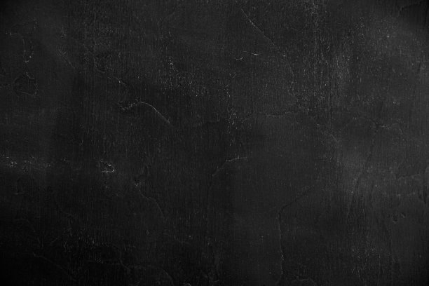 粉笔在黑板上擦掉了。黑板背景。黑石背景。黑色的水泥纹理。复制求法。深灰色石板。图片下载