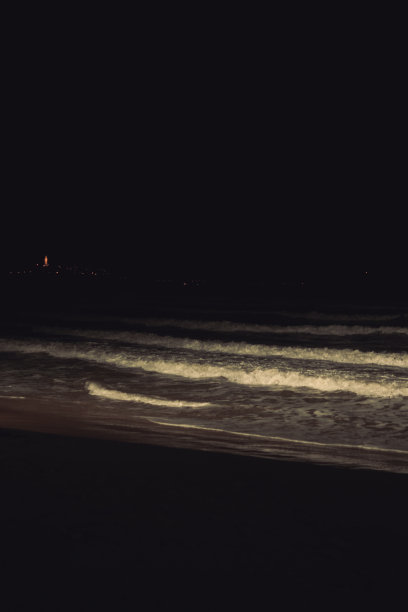 夜晚的美溪海滩——越南岘港——海浪拍打着海岸图片下载