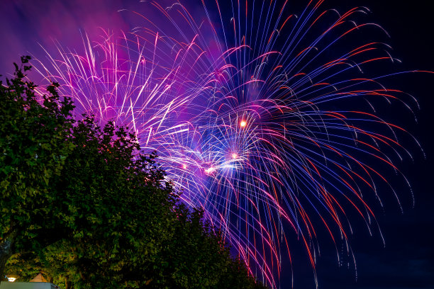 人们在康斯坦斯湖夜节上观看美丽的烟花，这张照片是晚上在港口区拍摄的。湖夜节，康斯坦茨，康斯坦茨湖，巴登-符腾堡州，德国，欧洲。图片下载