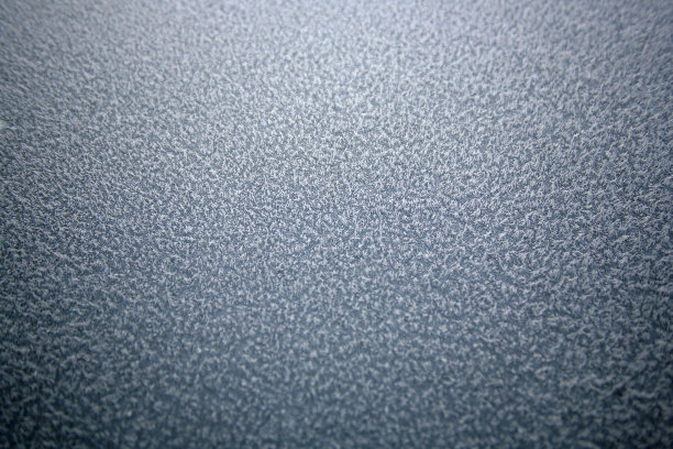 一辆被霜和雪覆盖的汽车的特写镜头图片下载