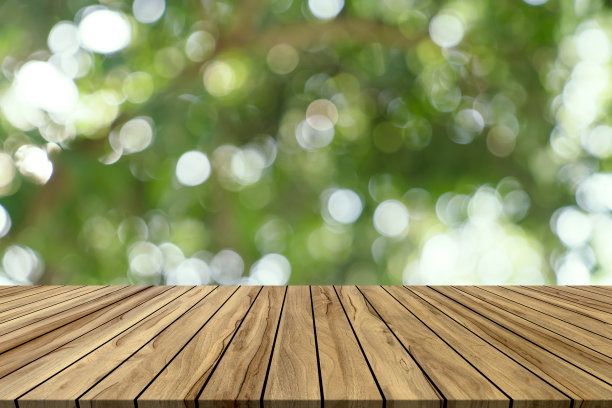 桌面与模糊自然散景背景，木制桌子图片下载