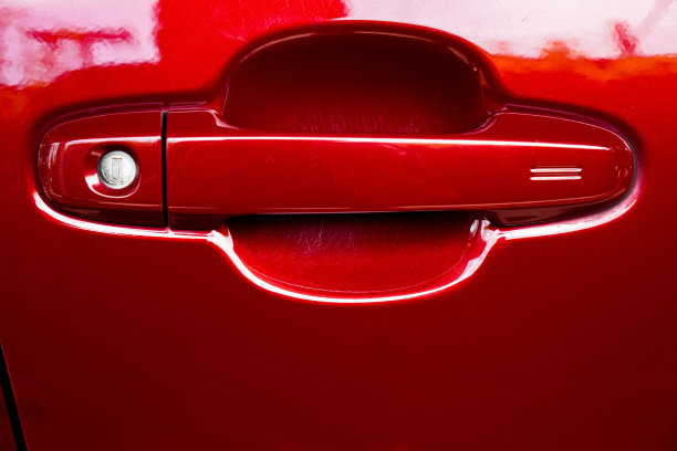 这张图片显示了一辆混合动力汽车驾驶员一侧的前门把手。图片下载