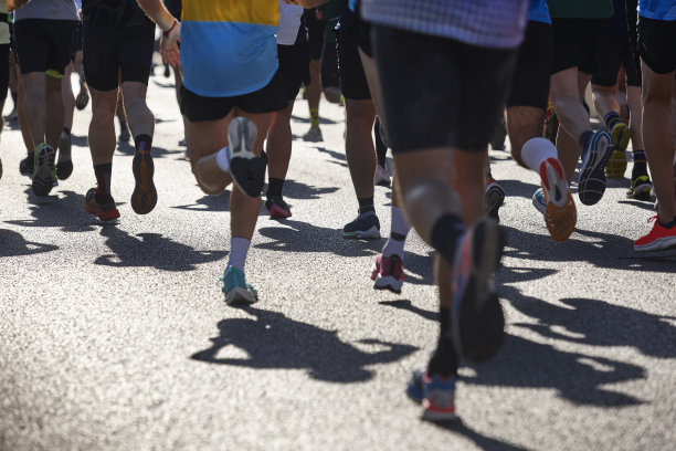 街上的跑步者。健康的生活方式。马拉松。体育运动图片下载