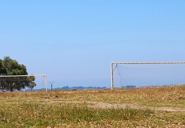 球门:室外足球或足球场的球门图片下载