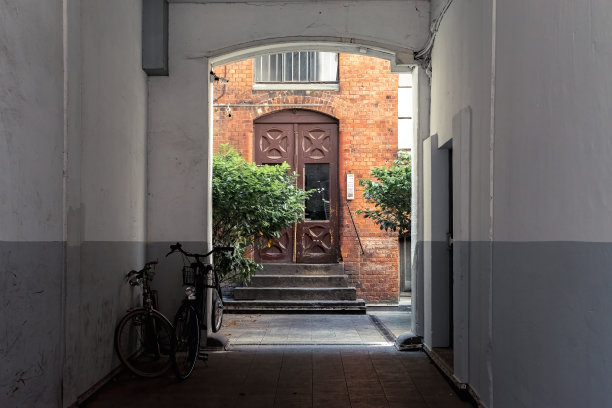 汉堡的一个院子里有自行车图片下载