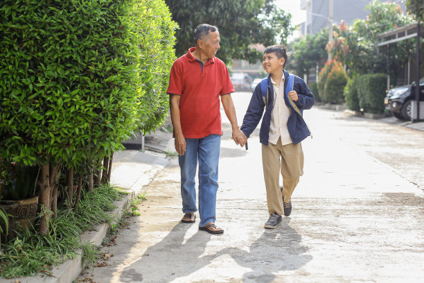 老人带着孙子散步图片下载