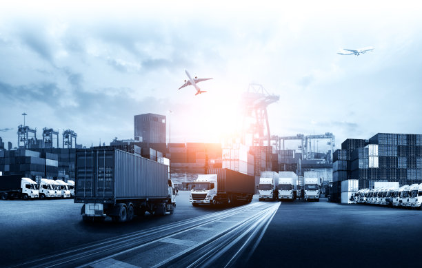 集装箱卡车在船舶港口的业务物流和运输集装箱货船和货机，物流进出口和运输的概念图片下载