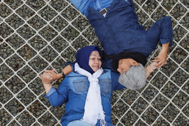 健康的老年夫妇在一起玩得开心图片下载