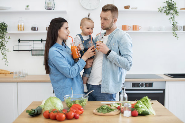 幸福的家庭在周日早上尝试自制的新鲜果汁图片下载