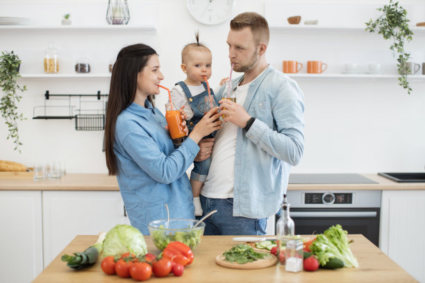 幸福的家庭在周日早上尝试自制的新鲜果汁图片下载