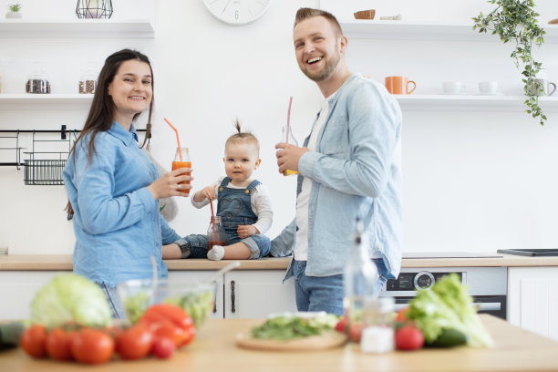 穿着牛仔服装的一家人拿着果汁瓶在镜头前摆姿势图片下载