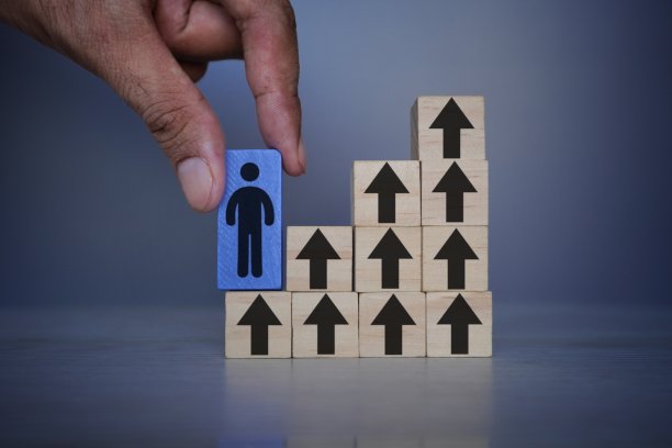 手持木立方体与人的图标和向上的箭头图片下载