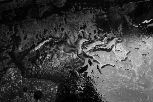 黑色和白色的沙地地形。图片下载