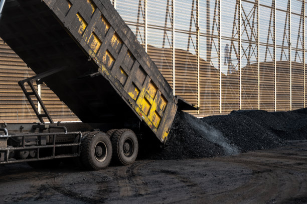 在大型煤场堆场装卸的卡车图片下载