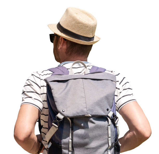 孤立在白色背景的男子旅行者与背包戴草帽和太阳镜，后视图照片。图片下载