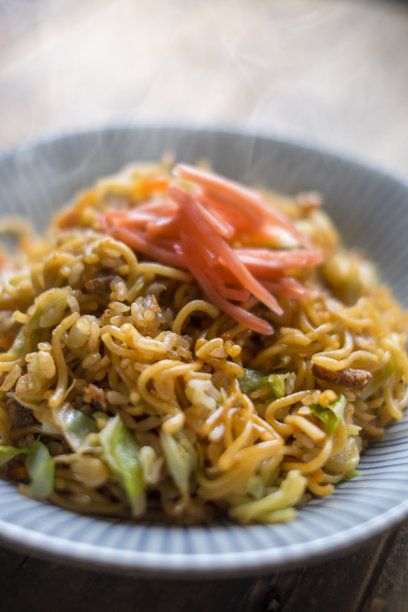 餐桌上的日式烧面。图片下载