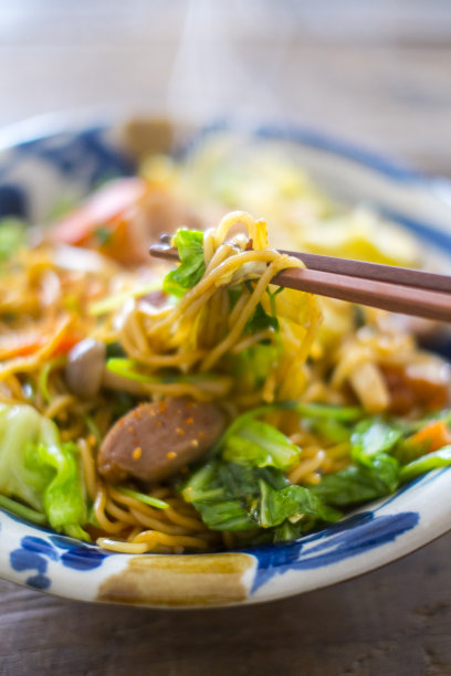 桌上有烤肉面。图片下载