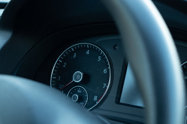 一辆旧轿车的内部特写图片下载