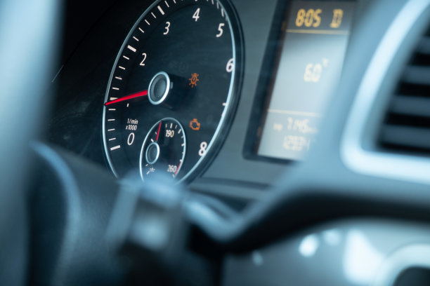 一辆旧轿车的内部特写图片下载