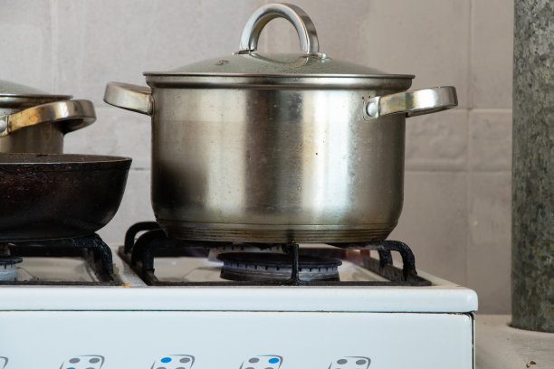 锅在家里厨房的煤气炉上图片下载