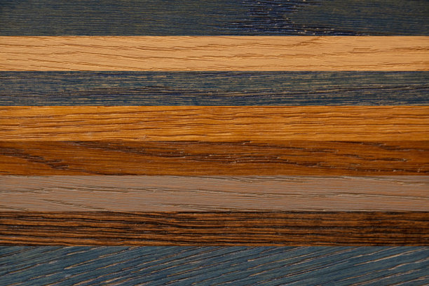 条纹的木制多色板为背景，线条为蓝棕色米色图片下载