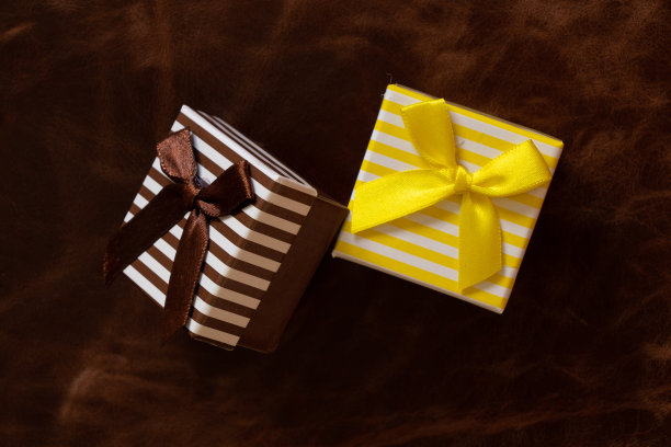 条纹礼盒站在皮革背景特写图片下载