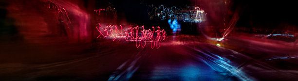 夜间高速公路上长时间曝光的行驶中的汽车灯光。浅色线条图。图片下载