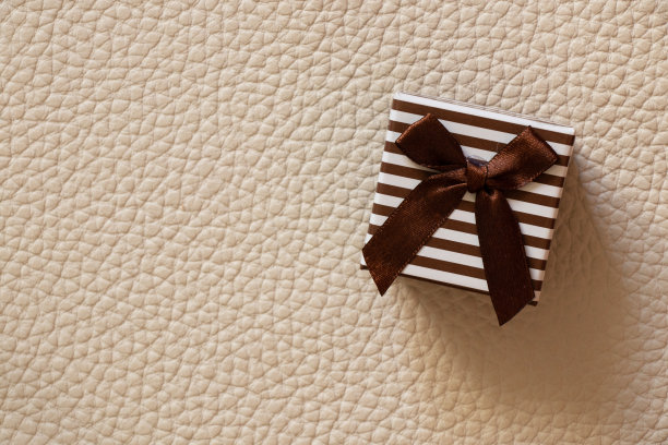 条纹礼盒站在皮革背景特写图片下载