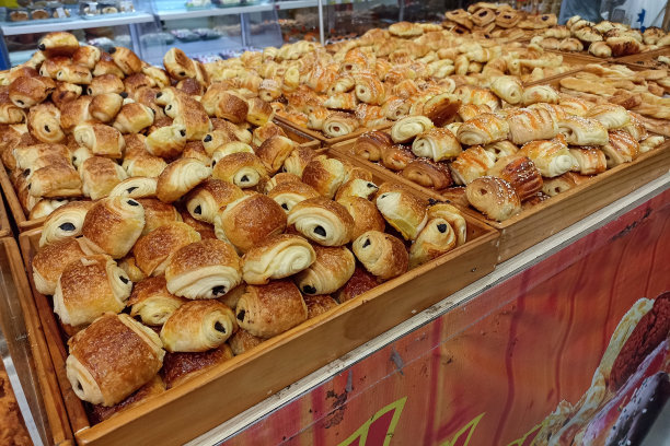 迷你羊角面包在展示商店。新鲜出炉，有巧克力、奶酪、香蕉等多种口味。图片下载