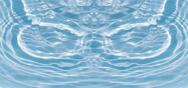 蓝蓝的水面上泛起涟漪。散焦模糊透明蓝色透明平静水面纹理与飞溅和气泡。水波与闪亮的图案纹理背景。图片下载