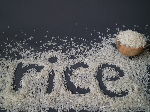 在灰色背景上用米粒写的RICE文本。图片下载