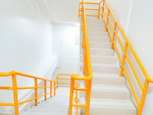 有黄色栏杆的楼梯图片下载