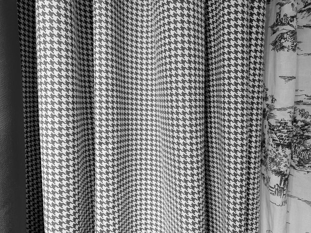 黑白窗帘，犬牙格花纹面料。棉织物的纺织背景纹理，波浪。商店橱窗、样品展示架、陈列室的窗帘图片下载