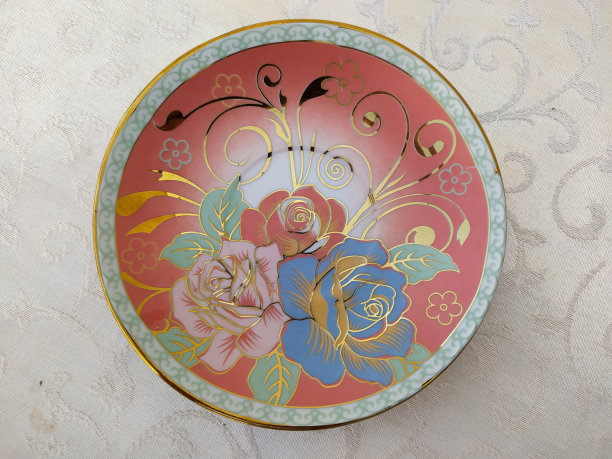 桌上摆放着几只带有花卉纹理的复古盘子图片下载