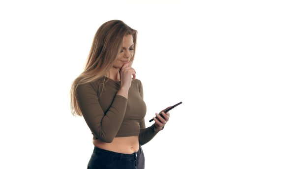 女人抱着下巴看着手里的手机屏幕图片下载